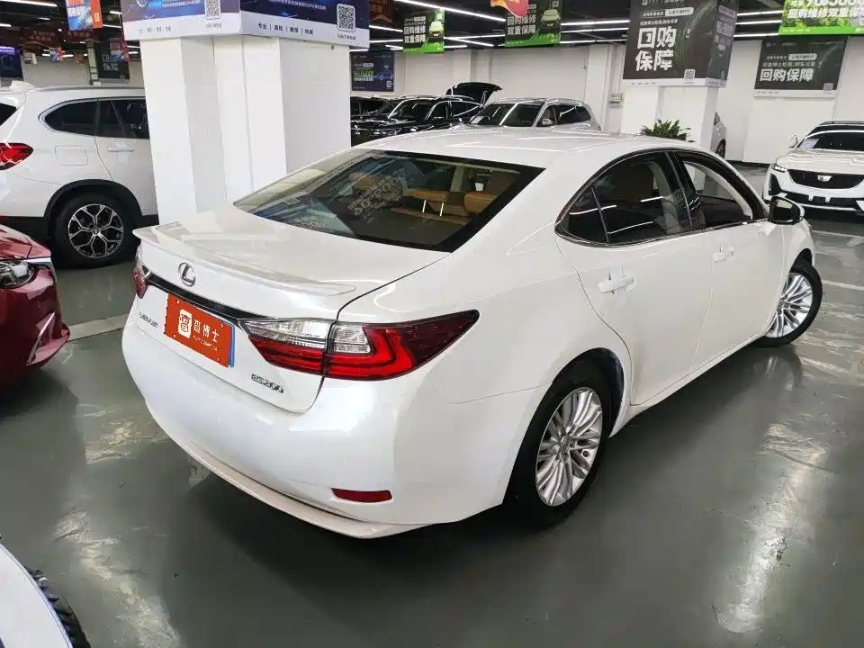 Lexus ES 2018 — фото 9