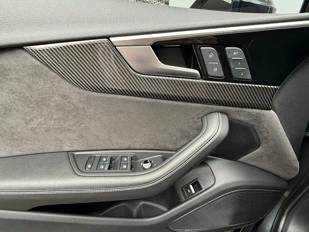 Audi A4L 2023 — фото 10
