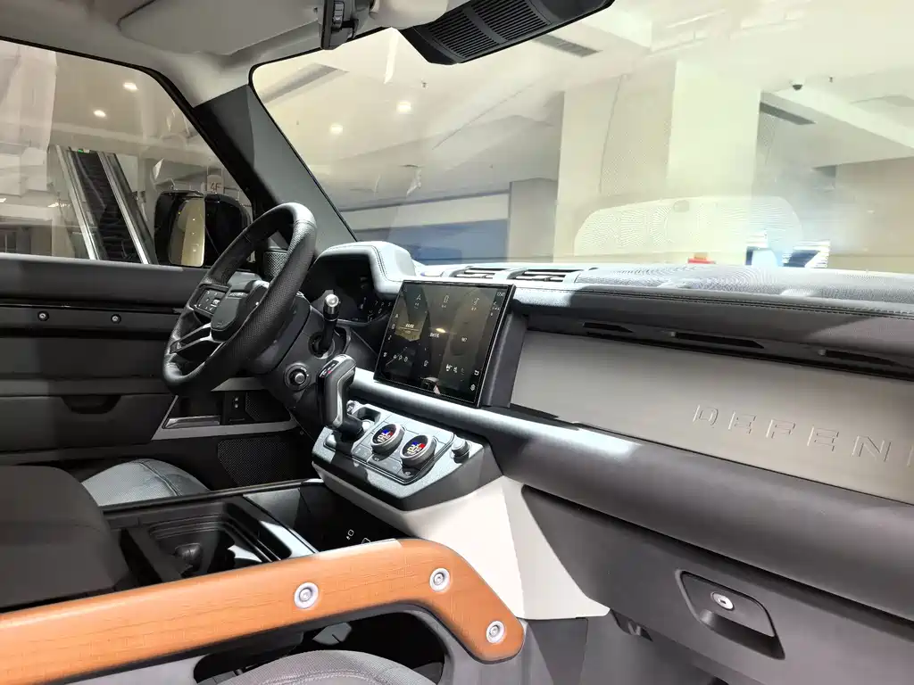 Land Rover Defender 2022 — фото 16