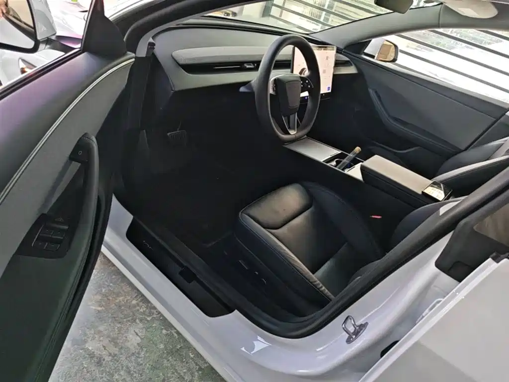 Tesla Model 3 2025 — фото 16