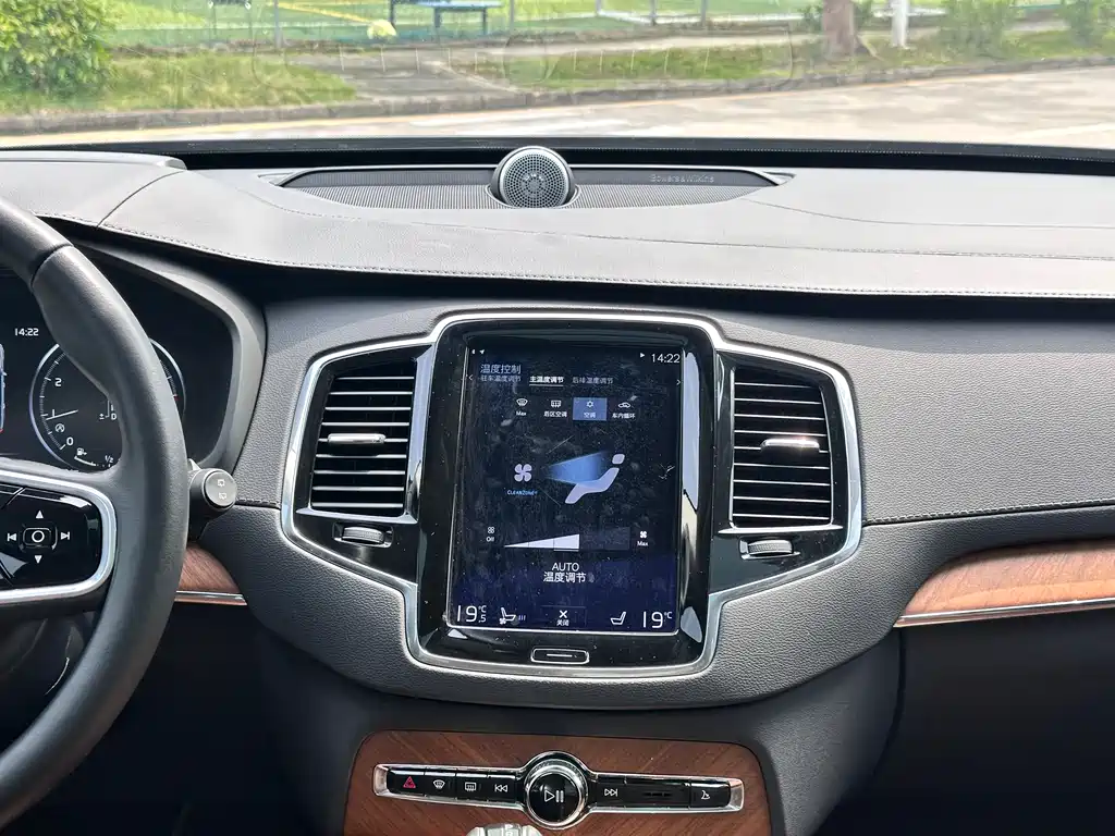 Volvo XC90 2018 — фото 17