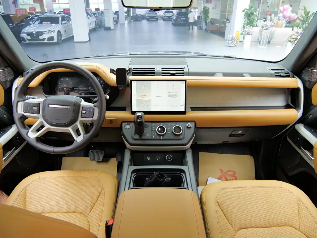 Land Rover Defender 2023 — фото 12