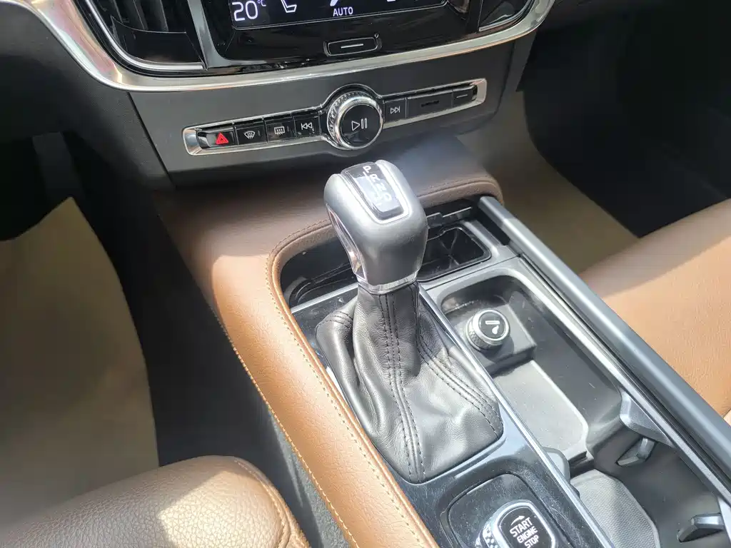 Volvo S90 2018 — фото 13