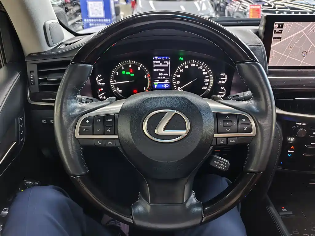 Lexus LX 2017 — фото 10