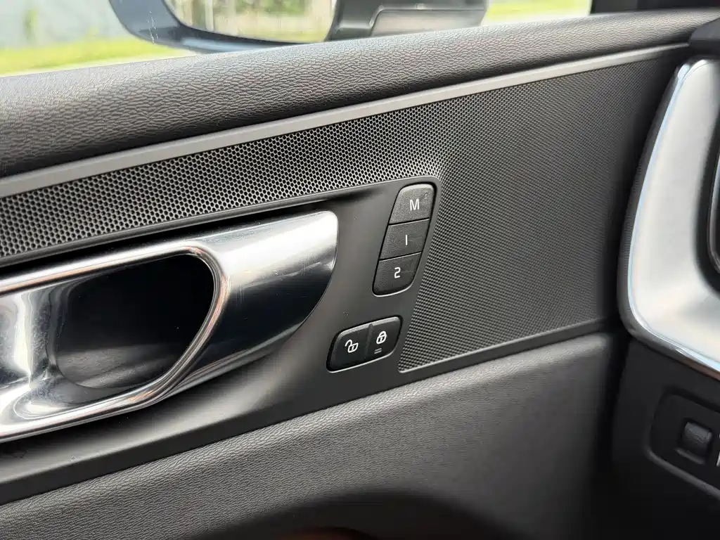 Volvo XC60 2019 — фото 13