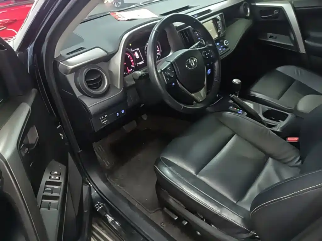 Toyota RAV4 2018 — фото 16