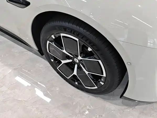 Xiaomi SU7 2025