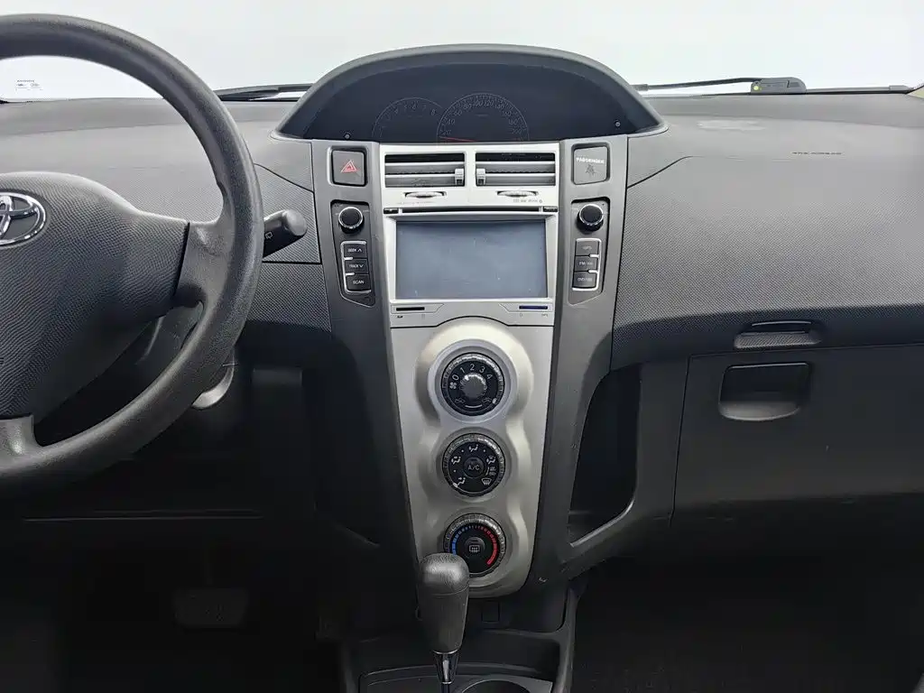 Toyota Yaris L 2010 — фото 12