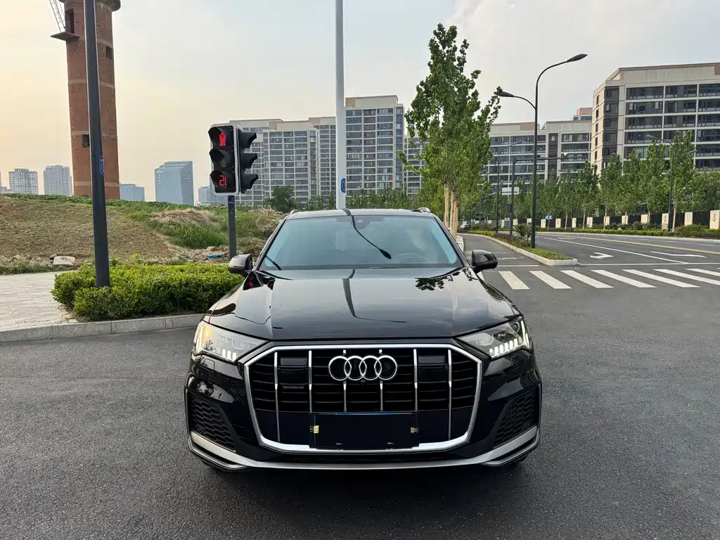 Audi Q7 2021 — фото 1