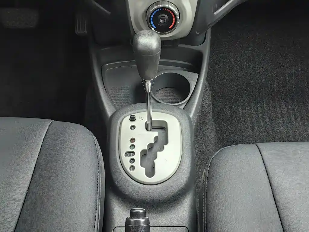 Toyota Yaris L 2010 — фото 13