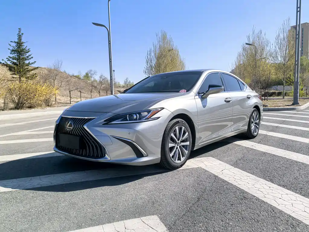 Lexus ES 2019 — фото 1