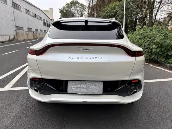 Aston Martin DBX 2021