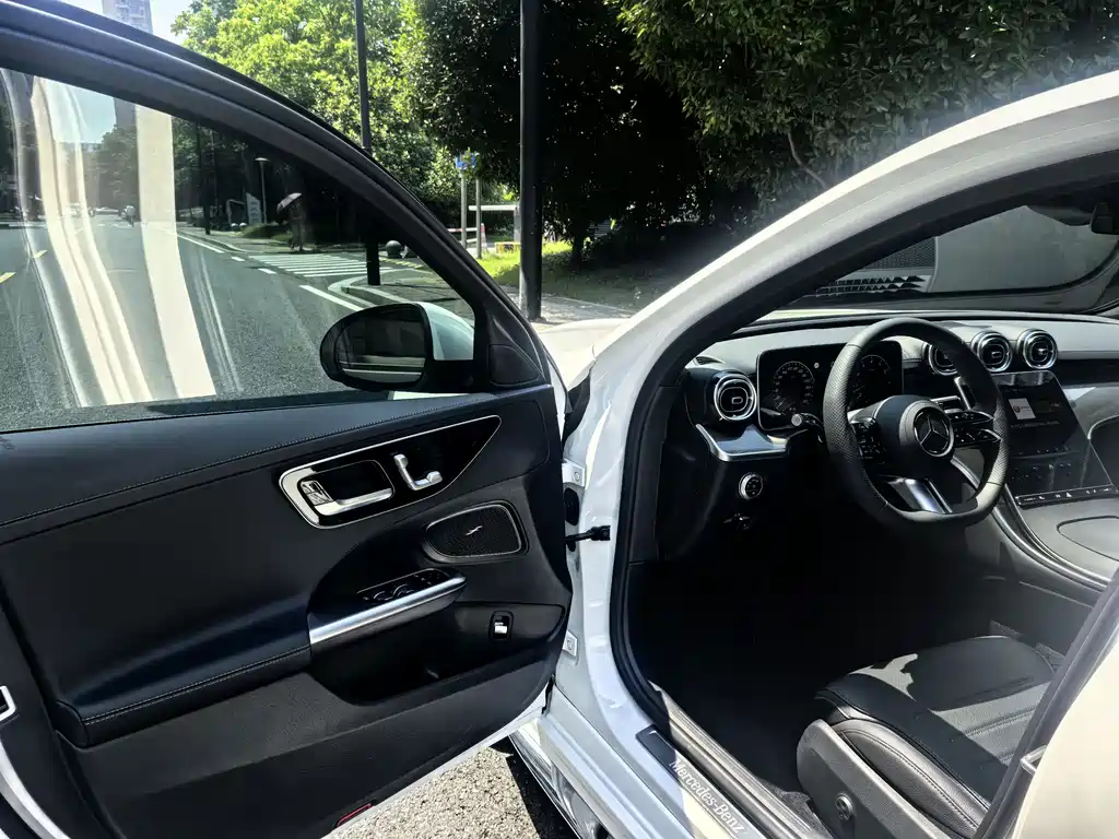 Mercedes-Benz C-Class 2025 — фото 11