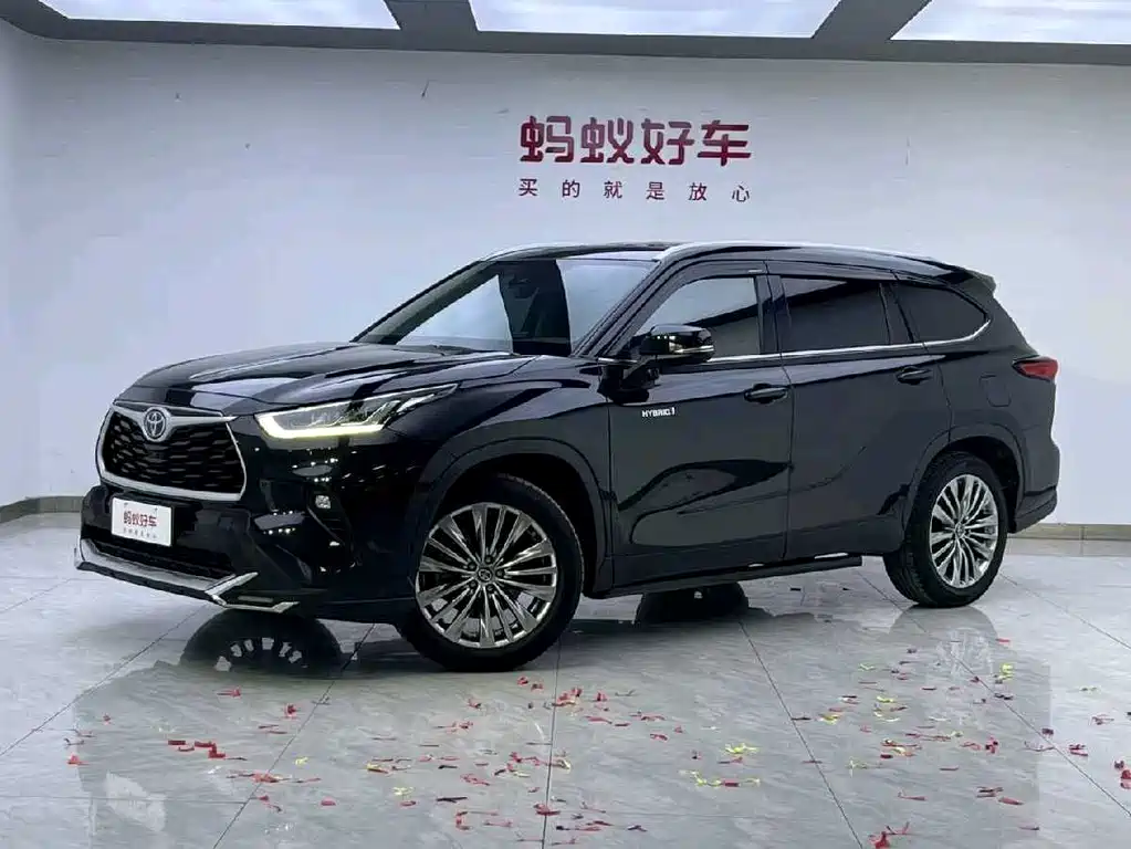 Toyota Highlander 2022 — фото 1