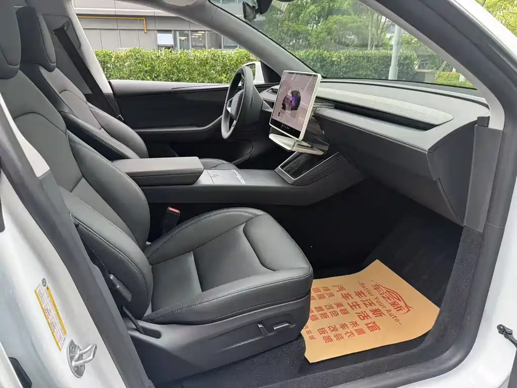 Tesla Model Y 2025