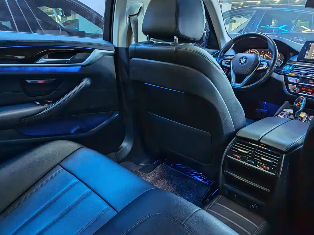 BMW 5 Series 2018 — фото 10