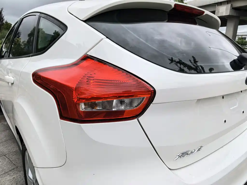 Ford Focus 2016 — фото 11