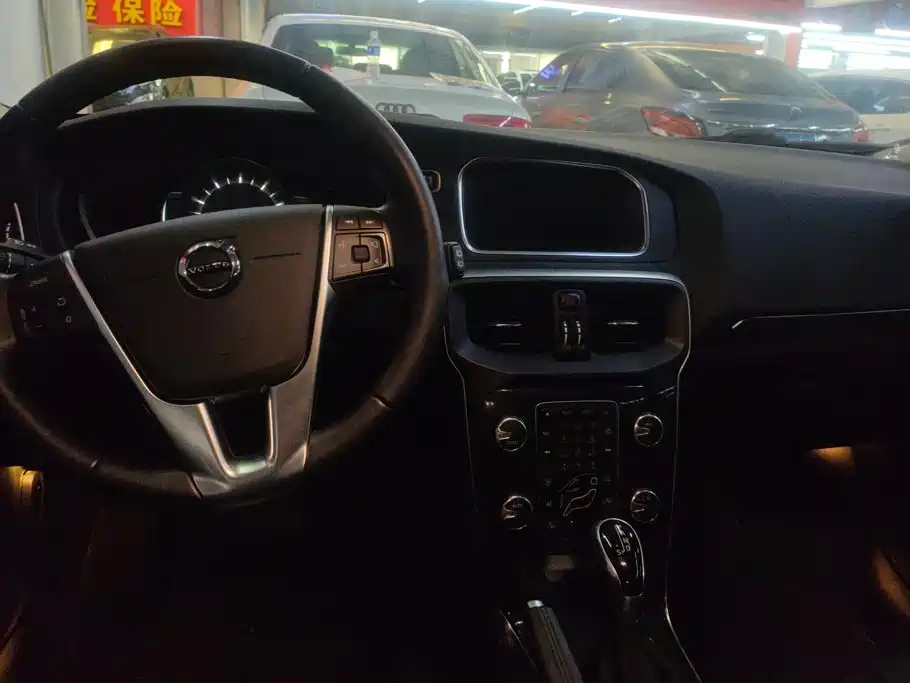 Volvo V40 2018 — фото 12