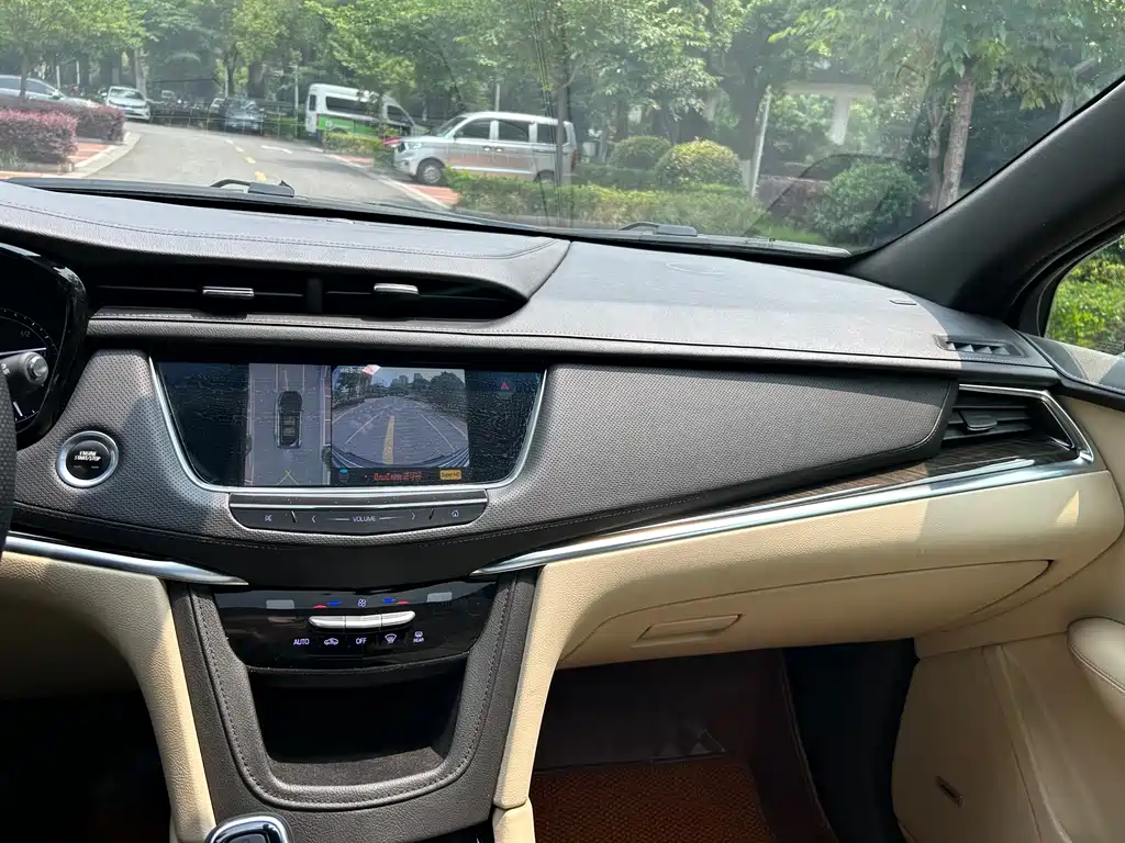 Cadillac XT5 2017 — фото 18