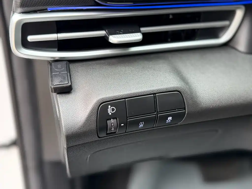 Hyundai Elantra 2023 — фото 11