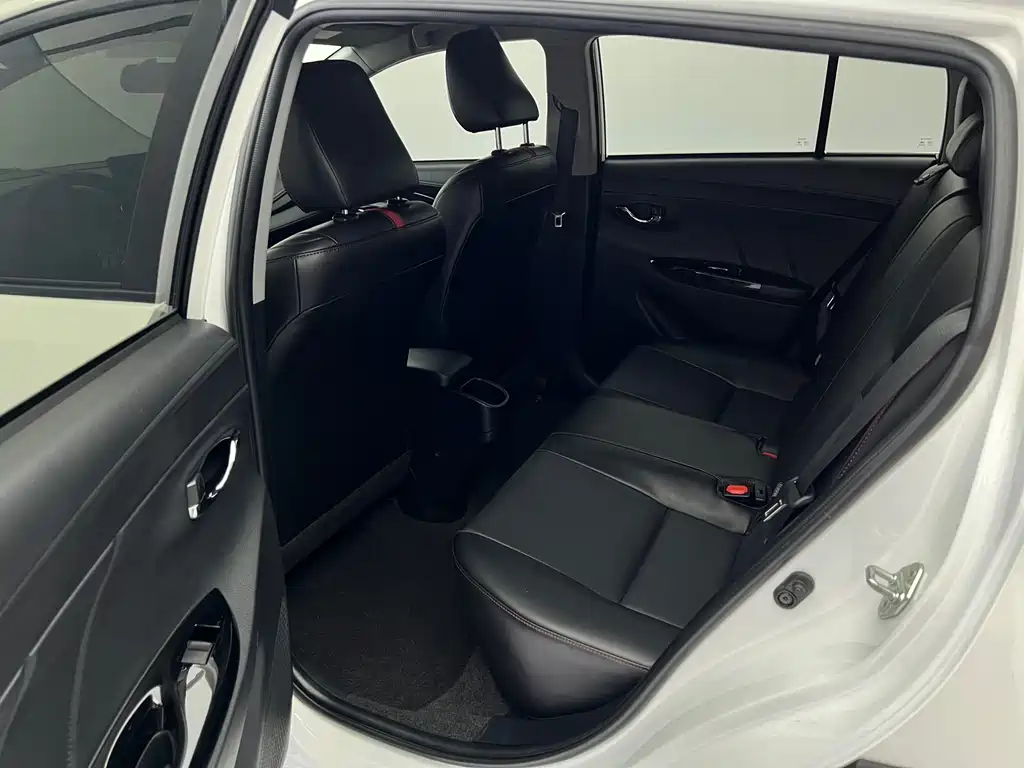 Toyota Yaris L 2022 — фото 14