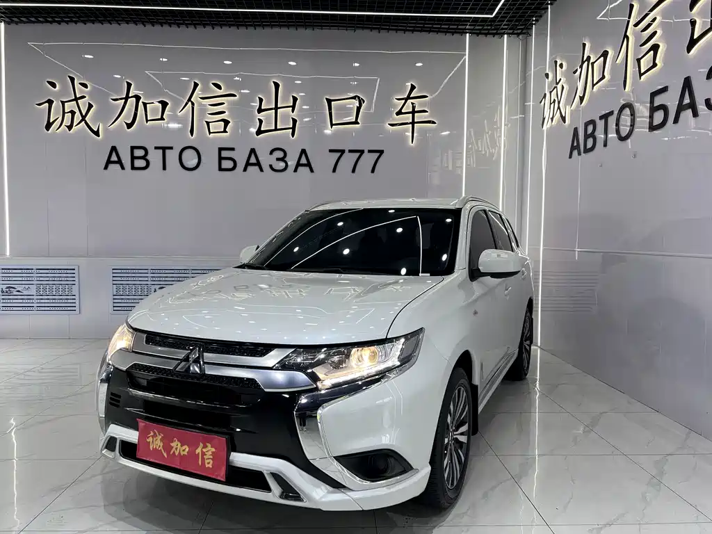 Mitsubishi Outlander 2022 — фото 1