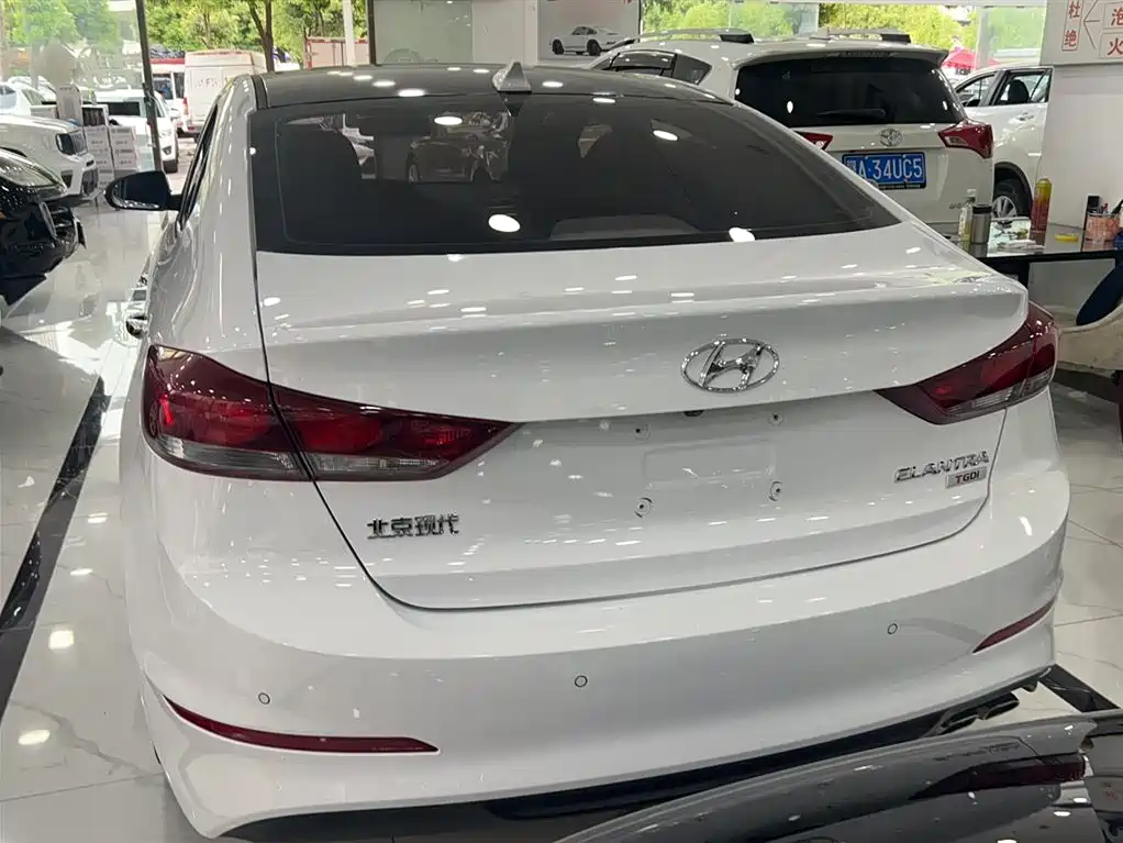 Hyundai Elantra 2019 — фото 11