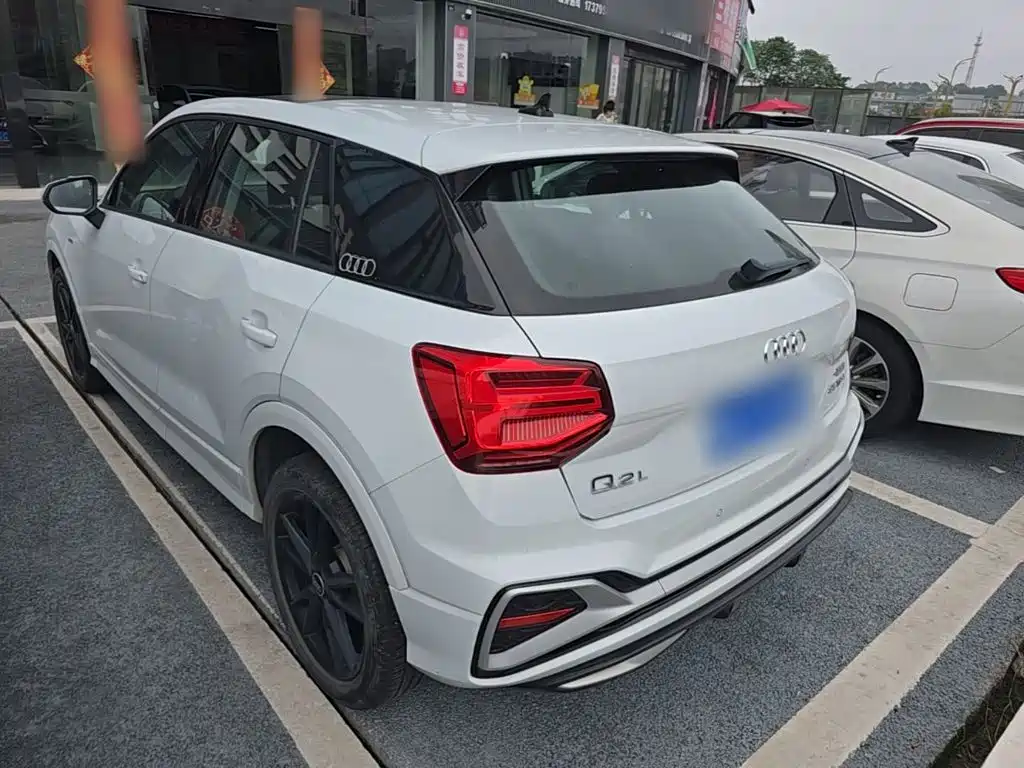 Audi Q2L 2023