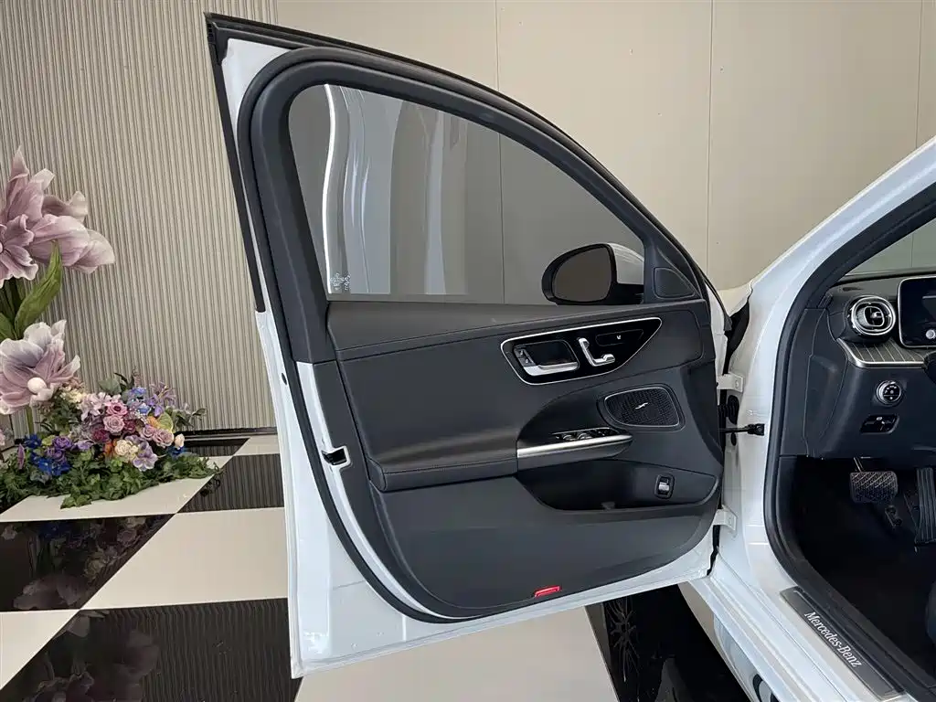 Mercedes-Benz C-Class 2024 — фото 15