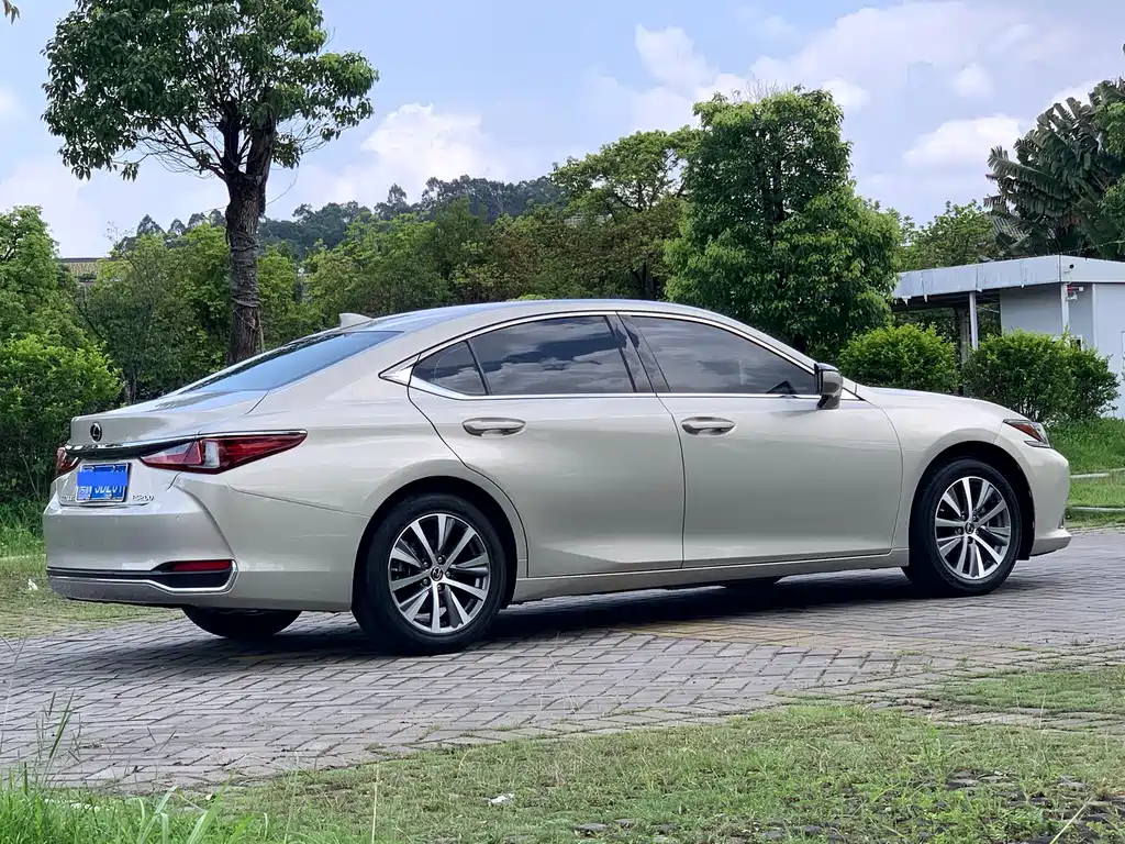Lexus ES 2019