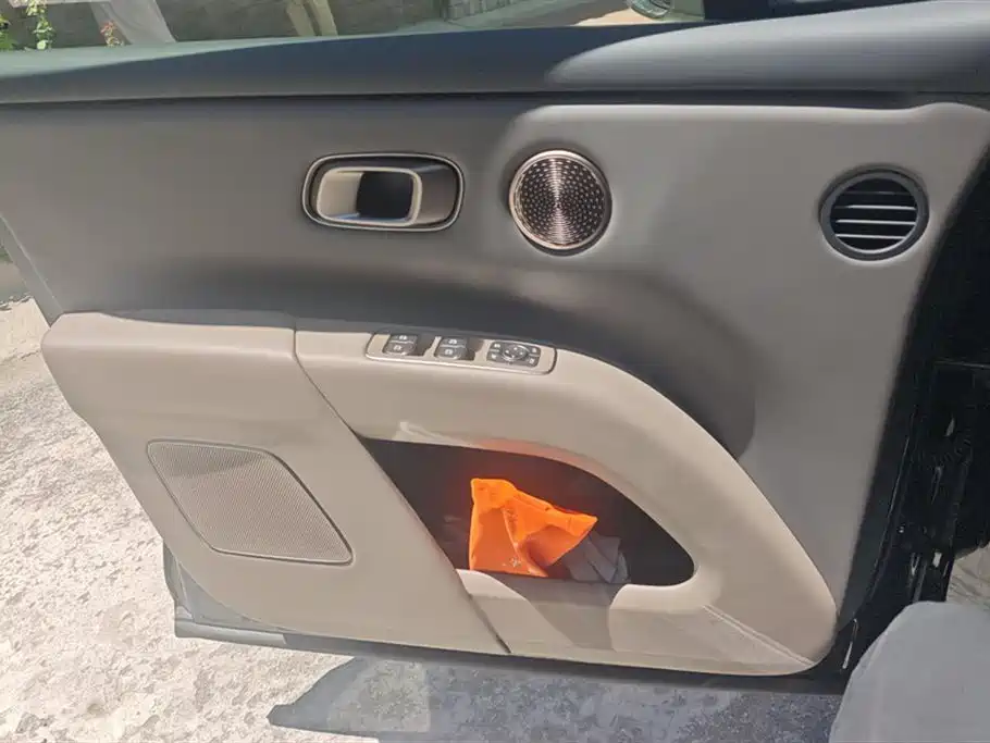 Li Auto i8 2025