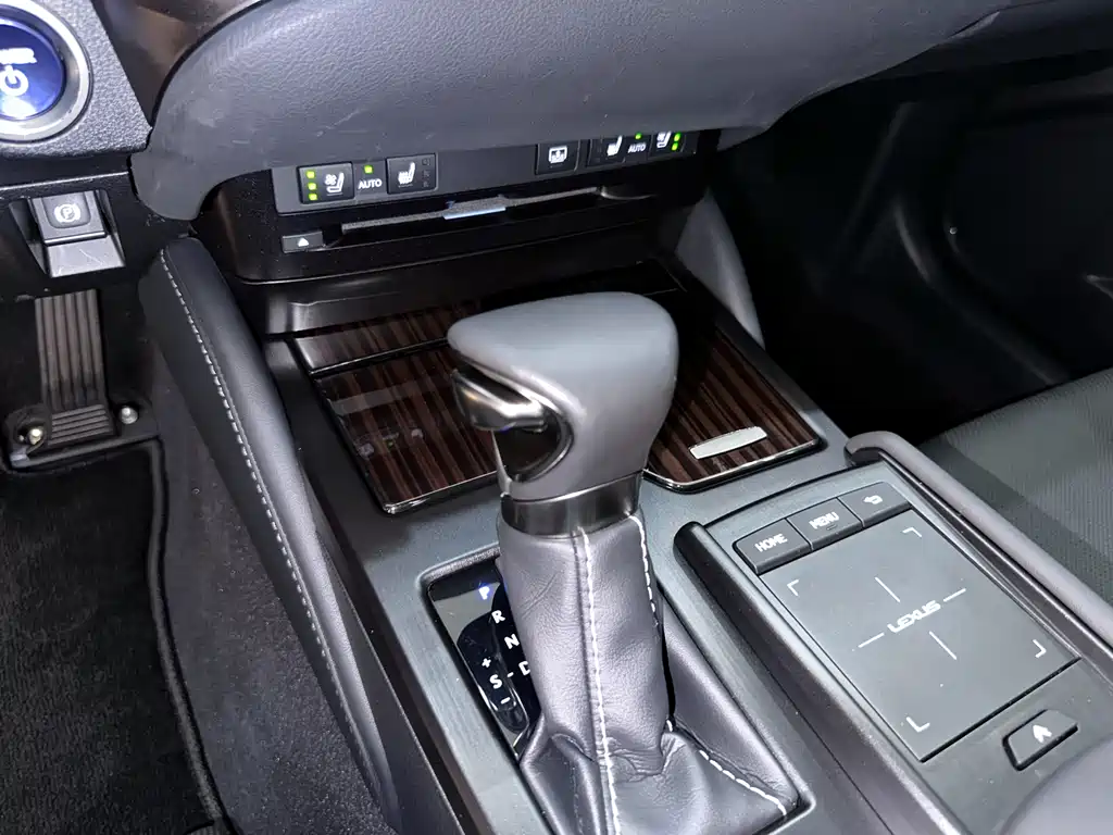 Lexus ES 2019 — фото 12
