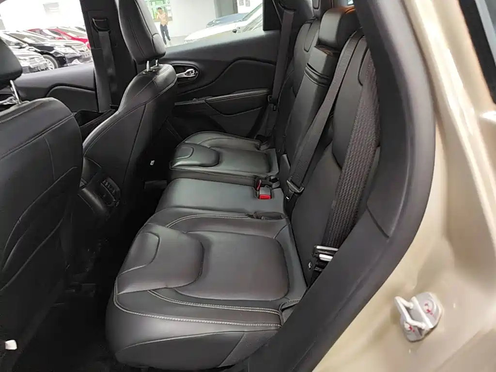 Jeep Cherokee 2018 — фото 24