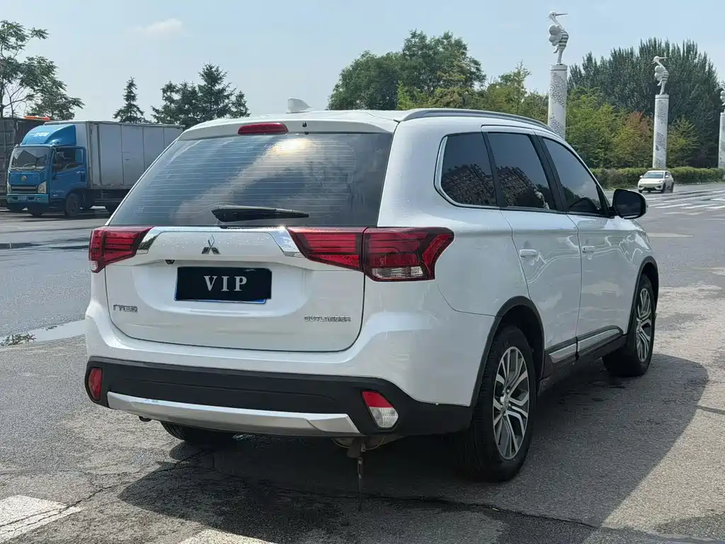 Mitsubishi Outlander 2017 — фото 9