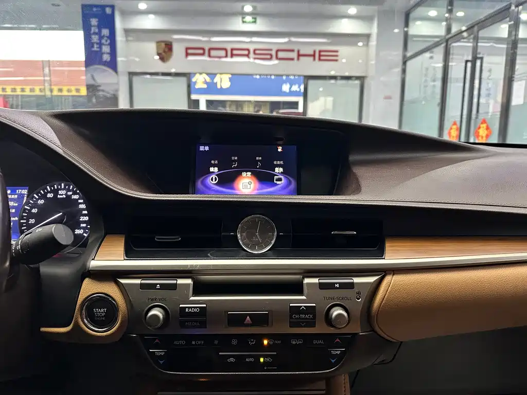 Lexus ES 2018 — фото 14