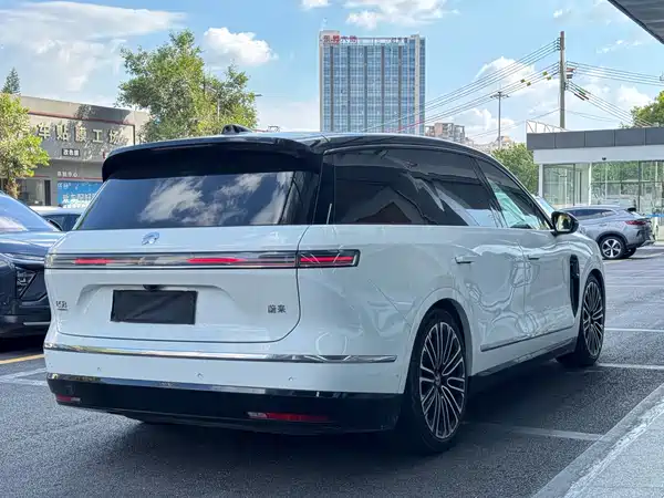 NIO ES8 2025