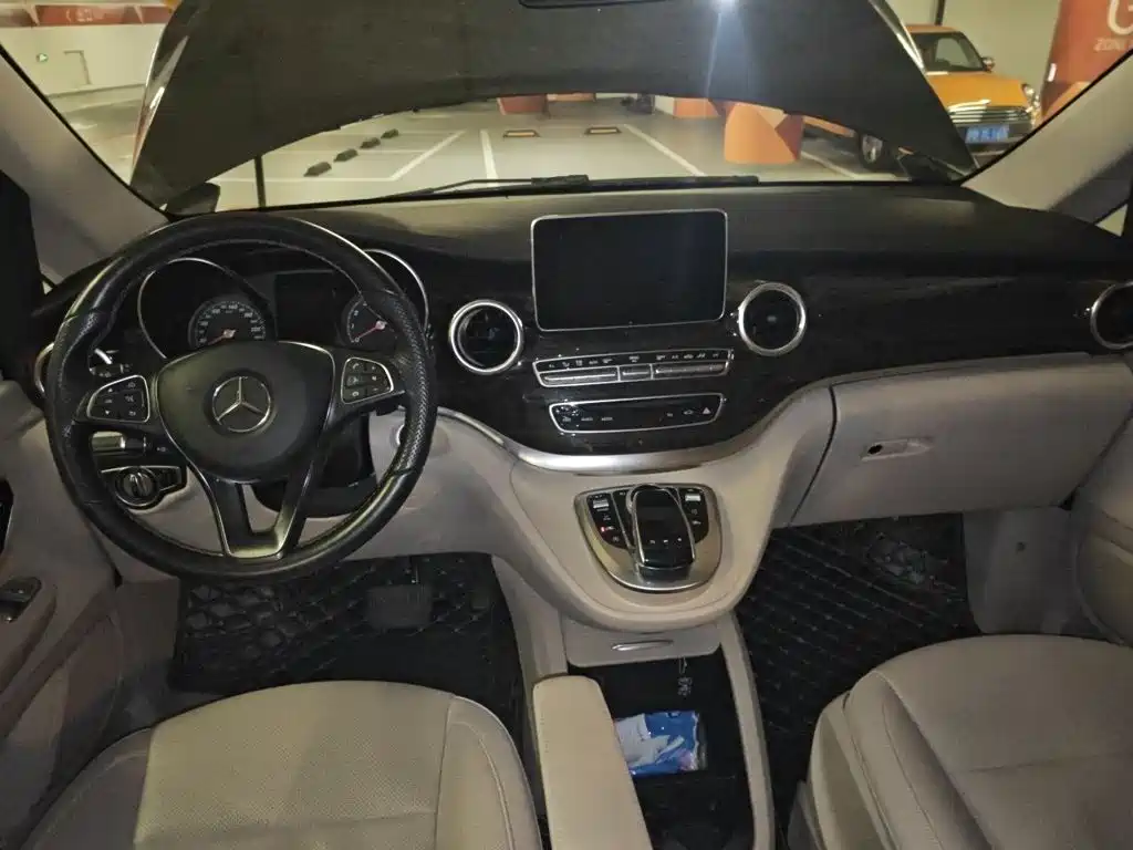 Mercedes-Benz V-Class 2018 — фото 13