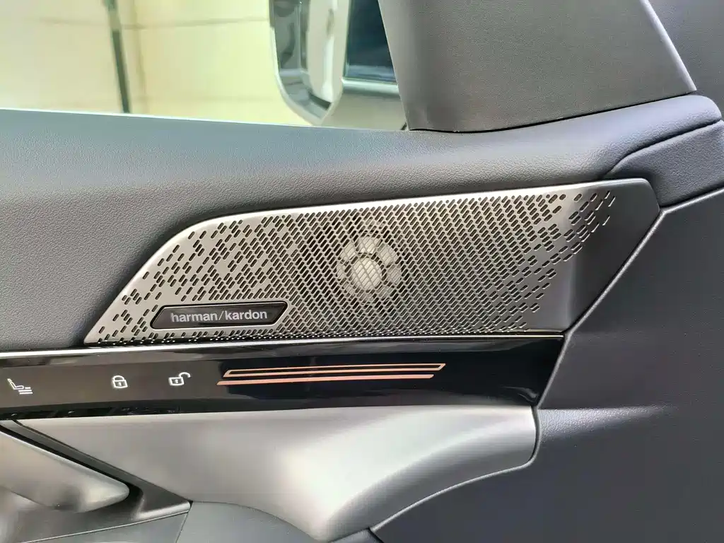 BMW 5 Series 2025 — фото 11