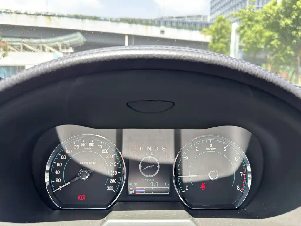 Jaguar XF 2015 — фото 13
