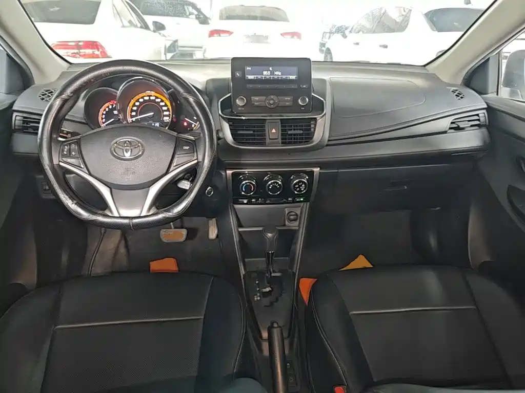 Toyota Yaris L 2023 — фото 10