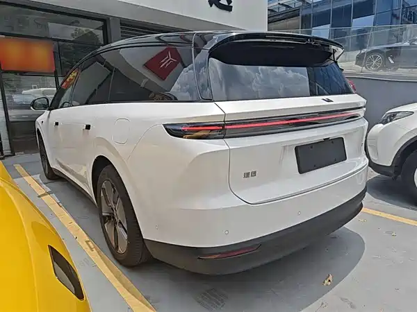 Li Auto i8 2025