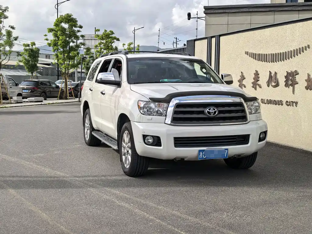 Toyota Sequoia 2014 — фото 1