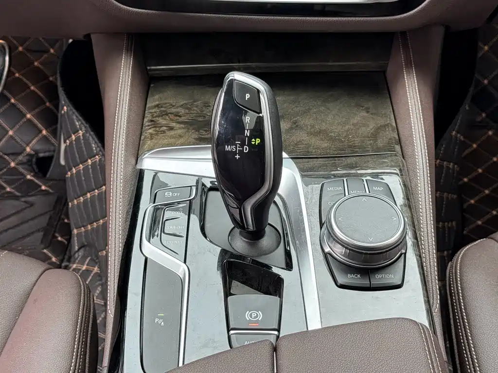 BMW 5 Series 2018 — фото 11