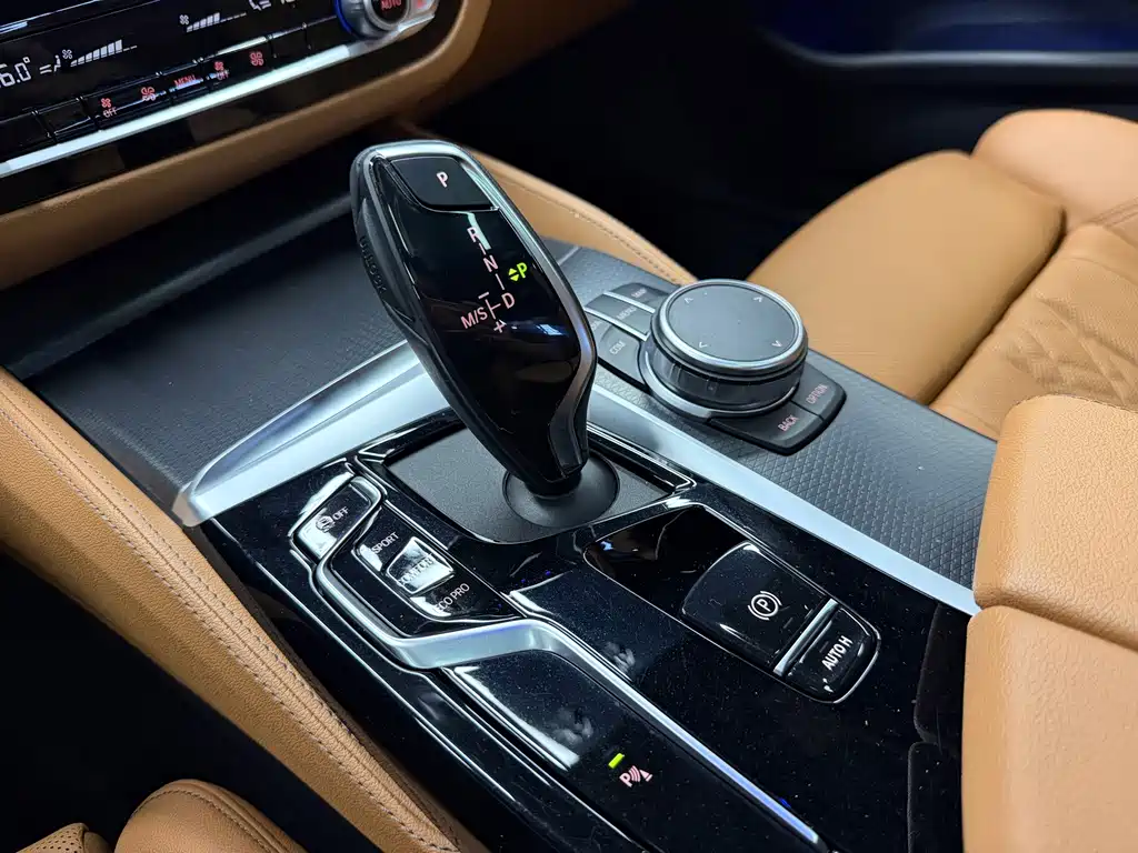 BMW 5 Series 2023 — фото 17