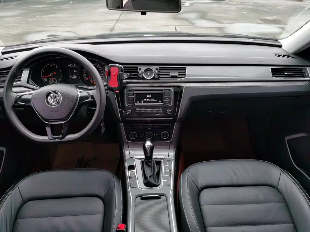 Volkswagen Passat 2017 — фото 11