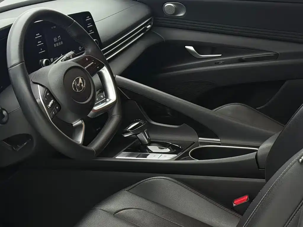 Hyundai Elantra 2023 — фото 10