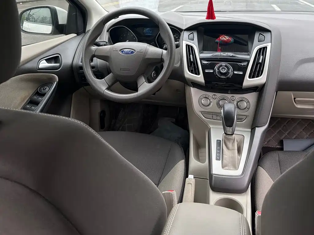 Ford Focus 2014 — фото 11