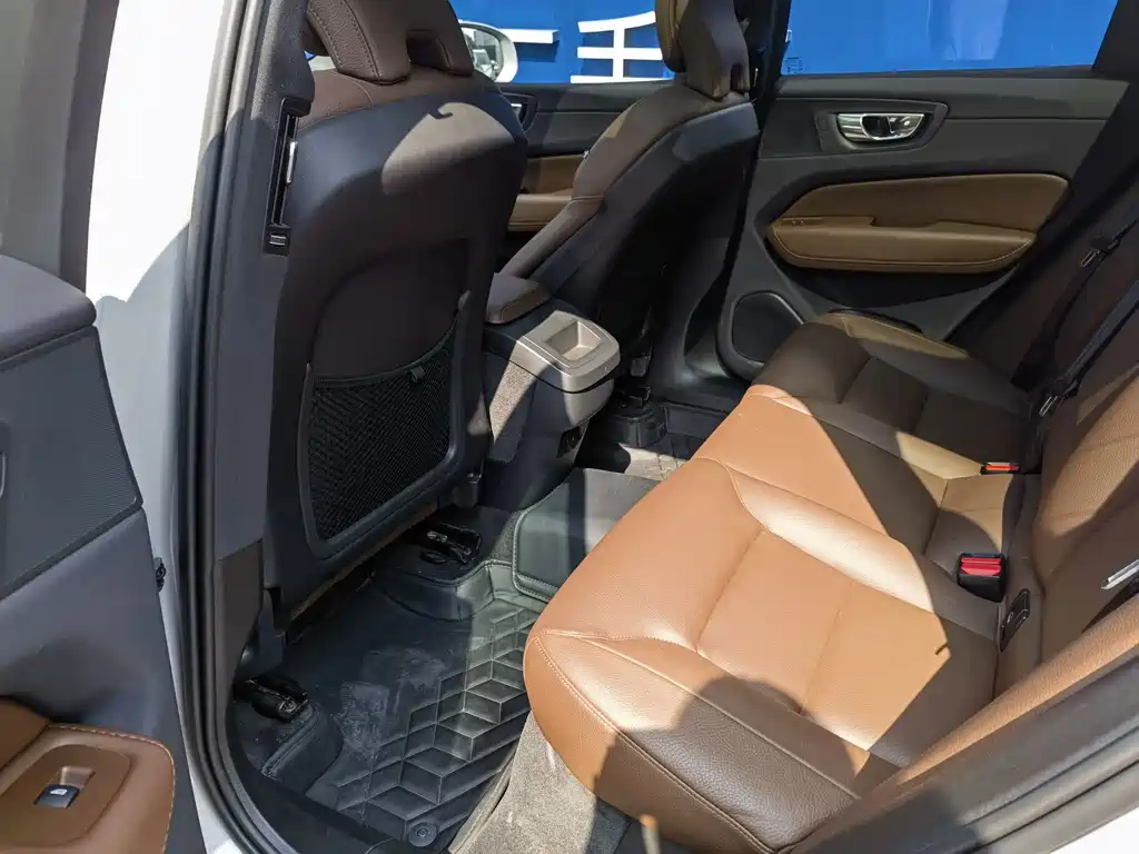 Volvo XC60 2024 — фото 11