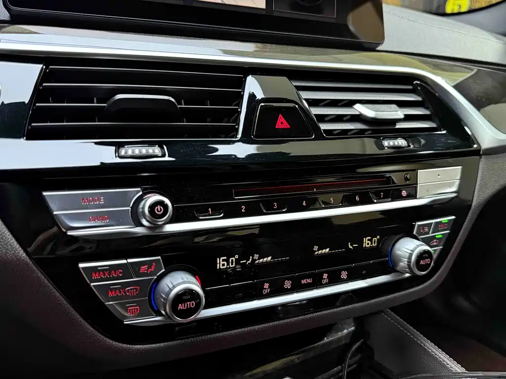 BMW 5 Series 2019 — фото 9