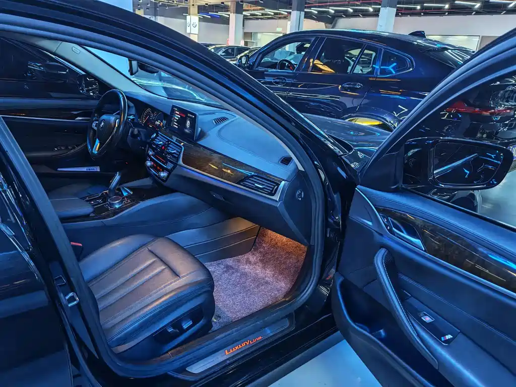 BMW 5 Series 2018 — фото 16